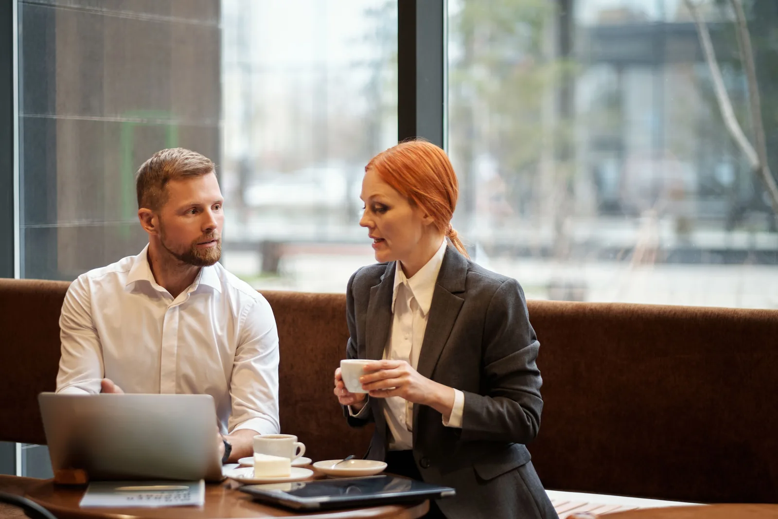 Mann und Frau im Gespräch am Tisch