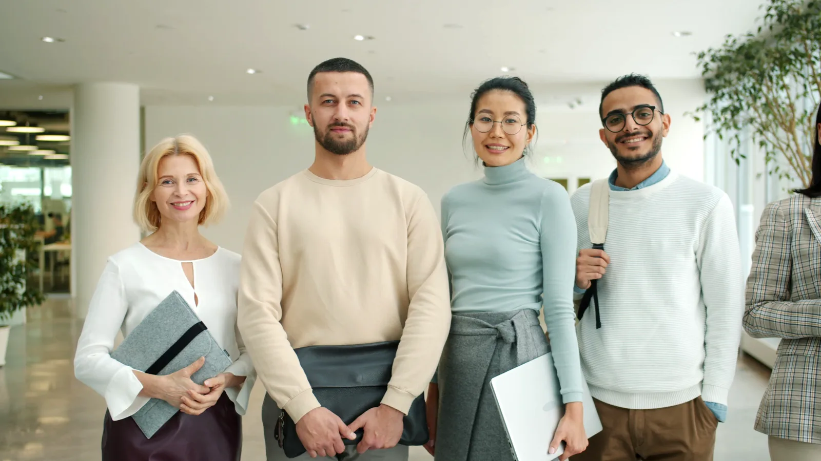 Vier Erwachsene als Gruppe im Büro